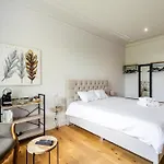 Au Chateau 102