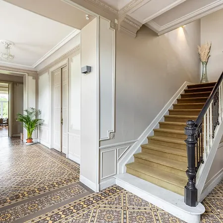 Au Chateau 102 *